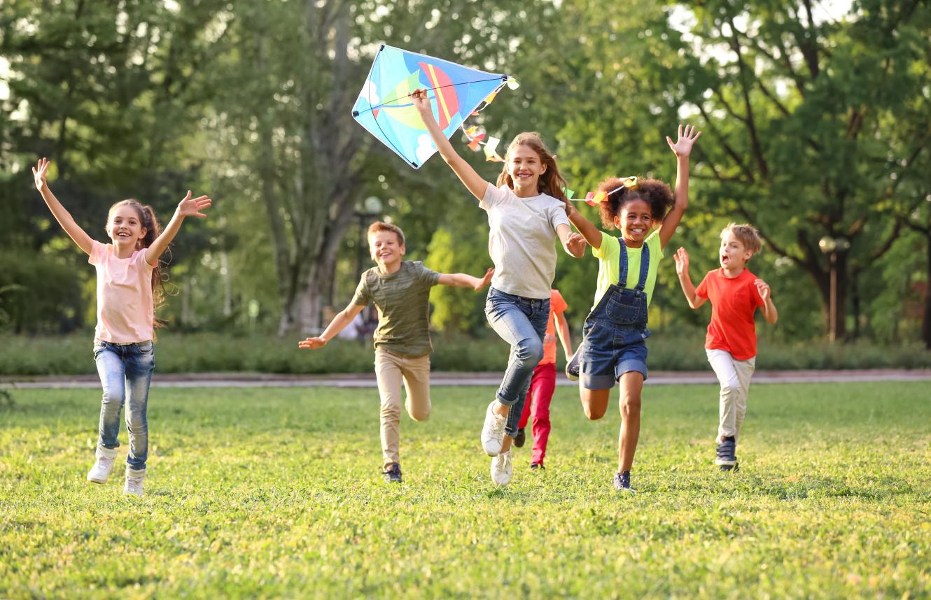 2020 Kinder mit Drachen shutterstock 1119144488