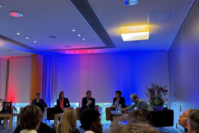 Die Teilnehmenden hören einer Diskussionsrunde auf der BSSSC Jahreskonferenz zu.