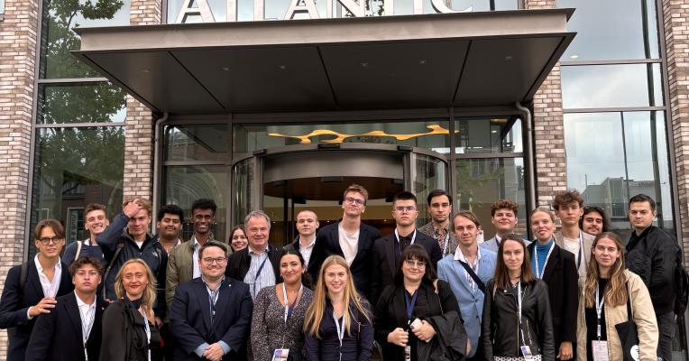 Die Teilnehmenden stehen vor dem Atlantic Hotel in Kiel, in dem dieses Jahr die BSSSC Jahreskonferenz stattgefunden hat.