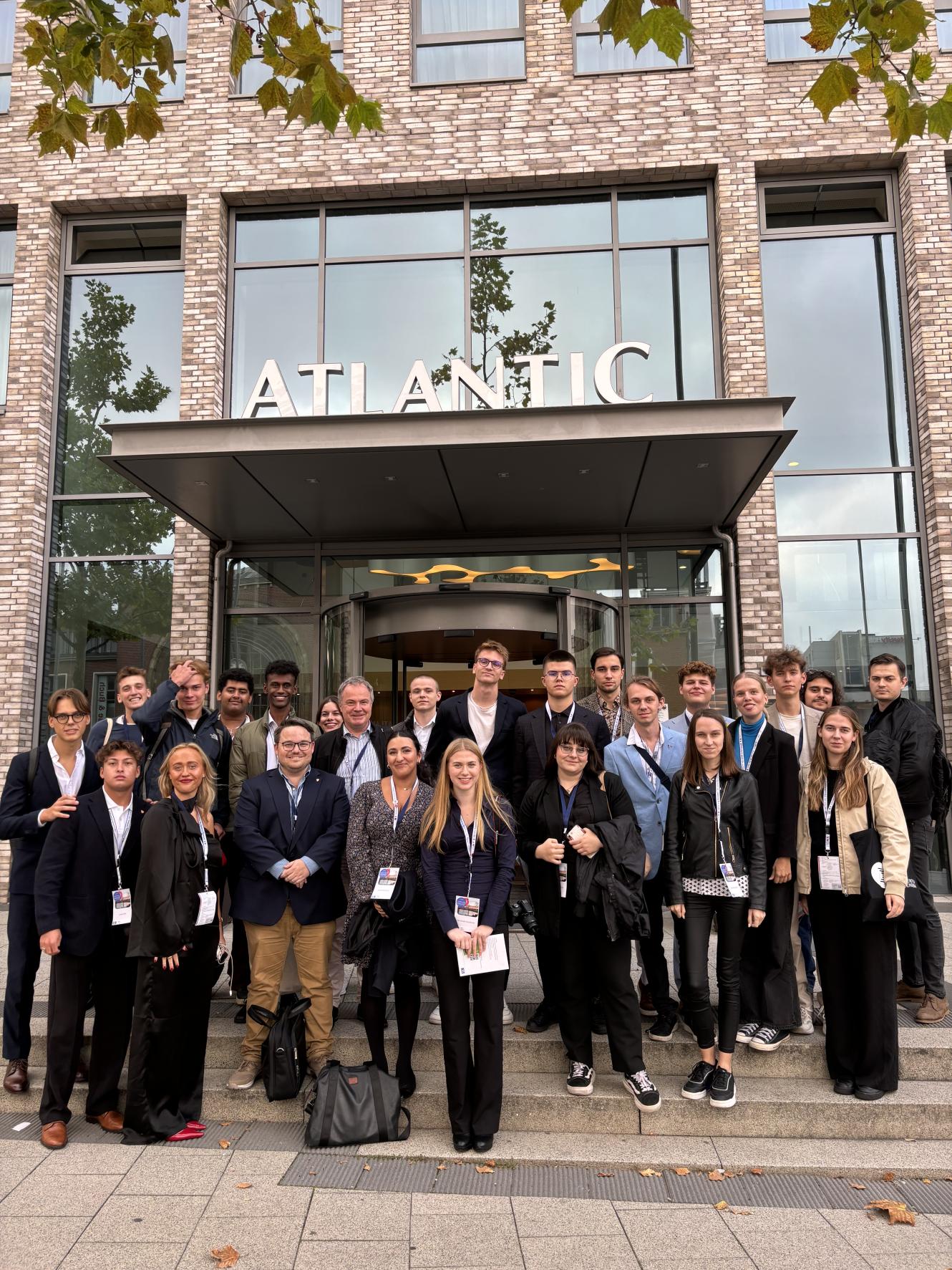 Die Teilnehmenden stehen vor dem Atlantic Hotel in Kiel, in dem dieses Jahr die BSSSC Jahreskonferenz stattgefunden hat.