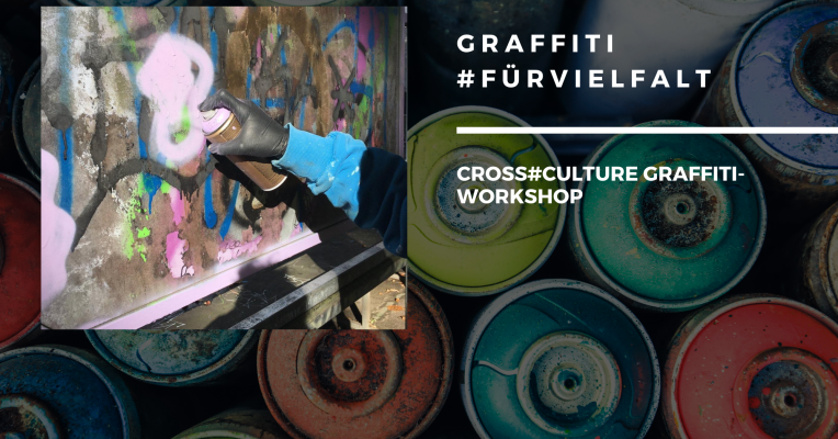 Abgebildet wird ein Fot einer sprühenden Hand. Es wird rosa Farbe auf eine schmutzige Wang gesprayt. Die Person trägt schwarze Gummihandschuhe. Daneben steht in weißer Schrift "Graffiti #fürvielfalt, cross#culture Graffiti Workshop".