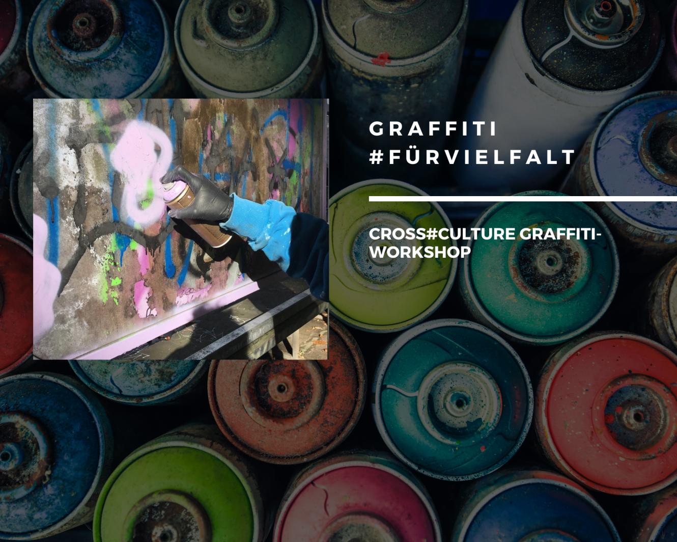 Abgebildet wird ein Fot einer sprühenden Hand. Es wird rosa Farbe auf eine schmutzige Wang gesprayt. Die Person trägt schwarze Gummihandschuhe. Daneben steht in weißer Schrift "Graffiti #fürvielfalt, cross#culture Graffiti Workshop".