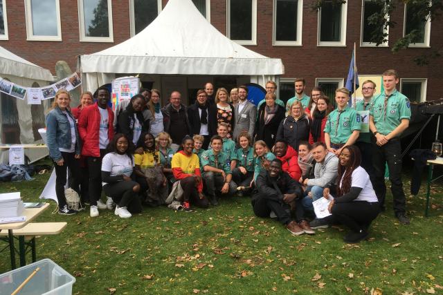 Gruppenbild vor dem Stand