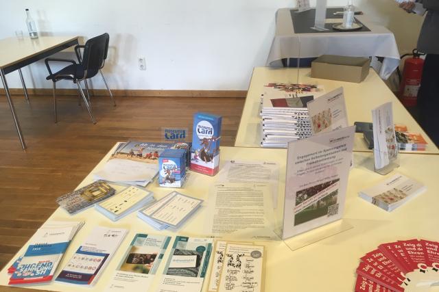Tisch mit Info Materialien Landesjugendring