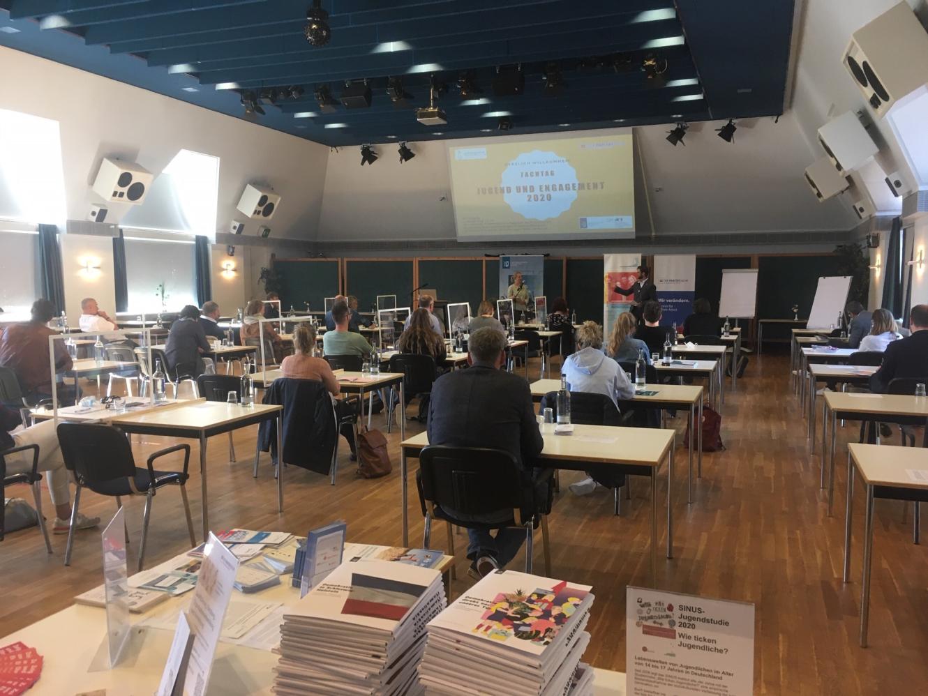 Raum des Fachtags mit zuhörenden Teilnehmer_innen